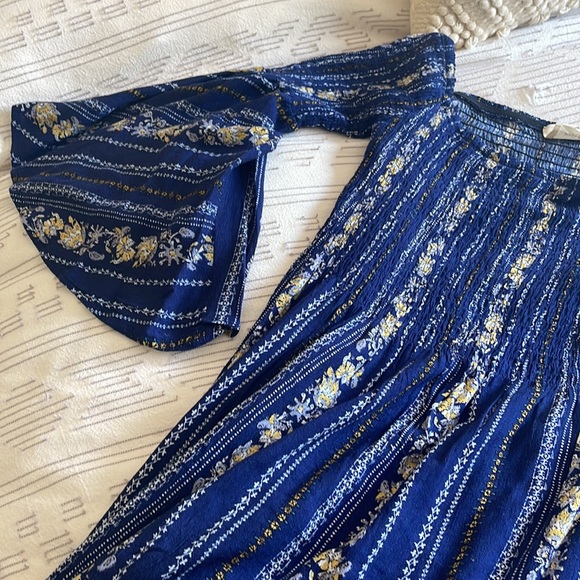 Cold shoulder floral dress with flouncy sleeves 💕 - Picture 2 of 3